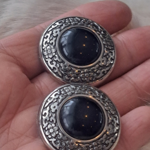 Black and silver clip-on earrings - Picture 3 of 5